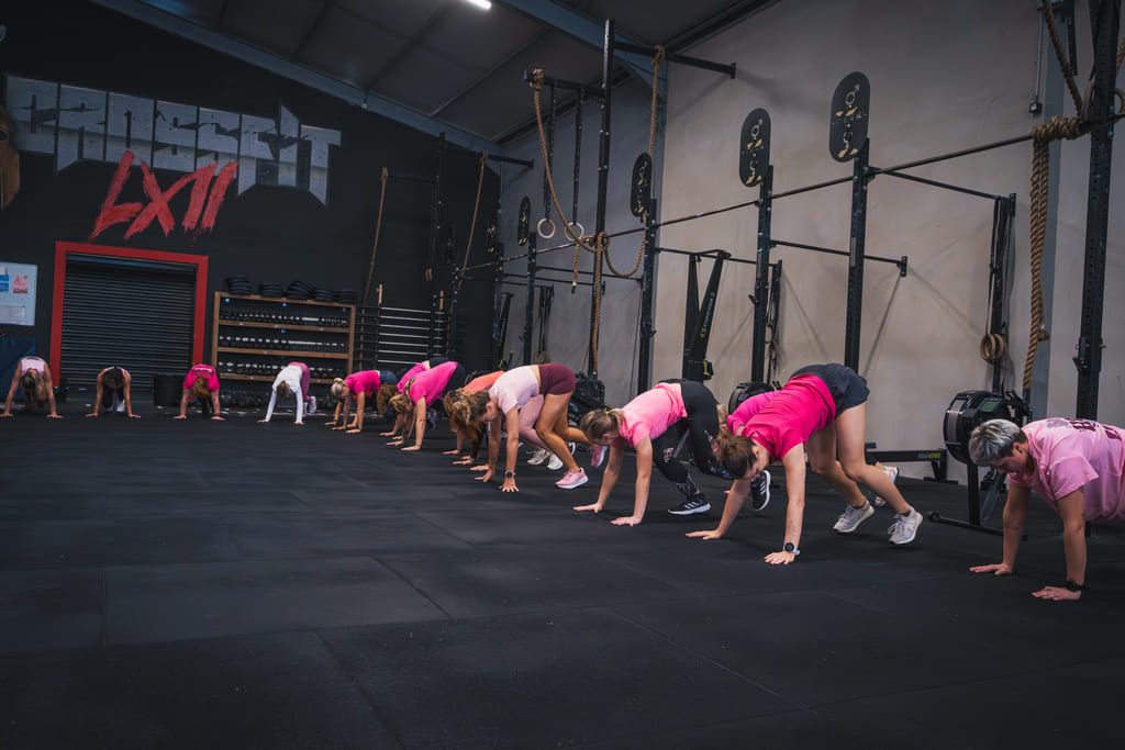 Des membres de CrossFit LXII s'échauffent ensemble dans la box