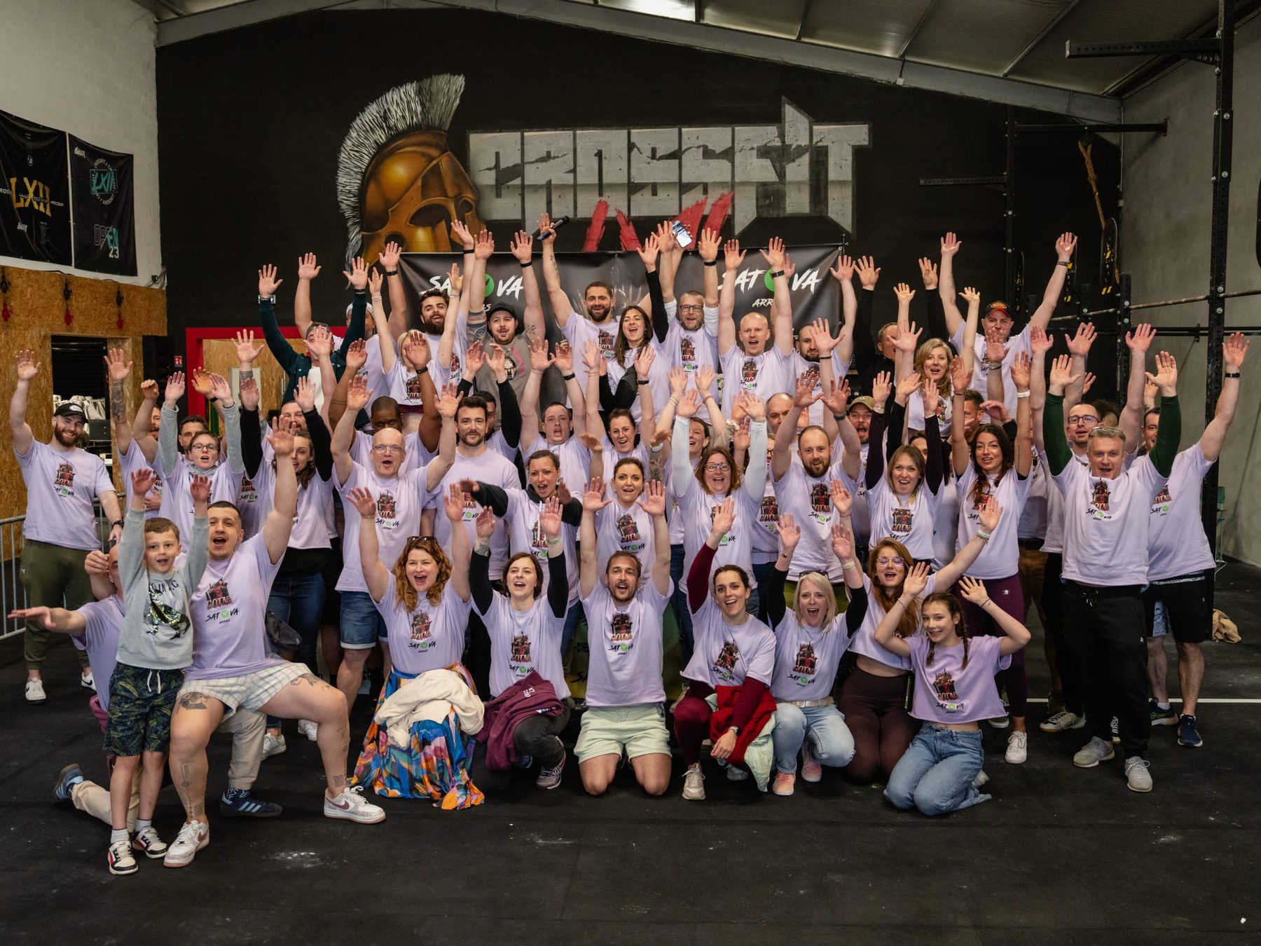 Les membres de CrossFit LXII réunis dans la box, bras levés